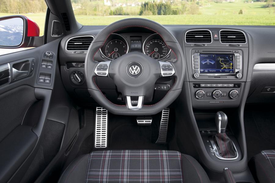  Volkswagen Golf GTi Cabrio 2012 года  (фото 21 из 61)